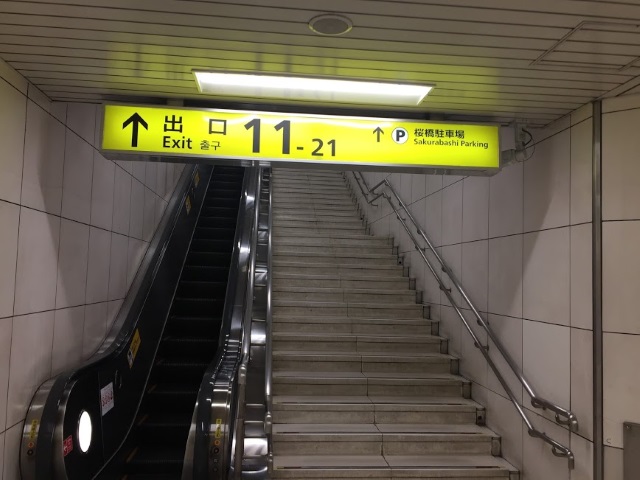 エレベーターを上がる